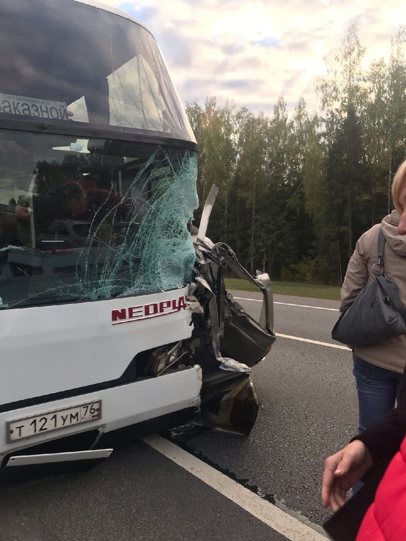 Водитель внедорожника скончался в результате столкновения с автобусом на трассе М8 в Ярославской области