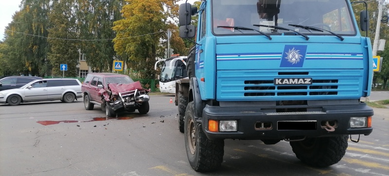 В Ярославской области водитель иномарки пострадал после столкновения с КамАЗом