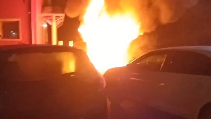В Ярославле ночью произошел пожар на парковке у магазина