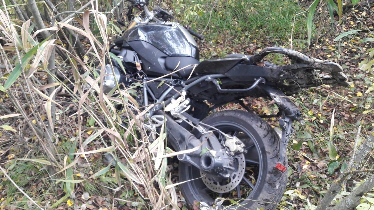 На окружной дороге в Рыбинске мотоциклист вылетел в кювет