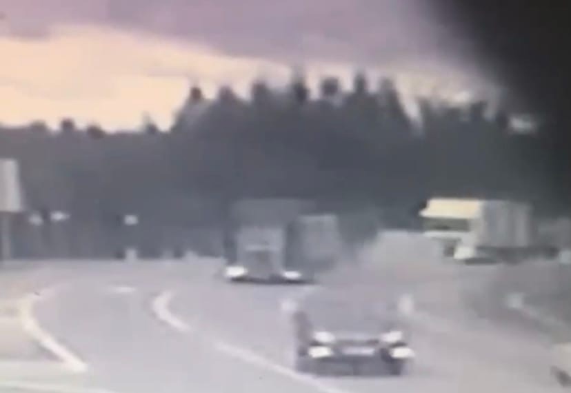Появилось видео момента столкновения микроавтобуса Сергея Пускепалиса с двумя фурами в Ярославской области