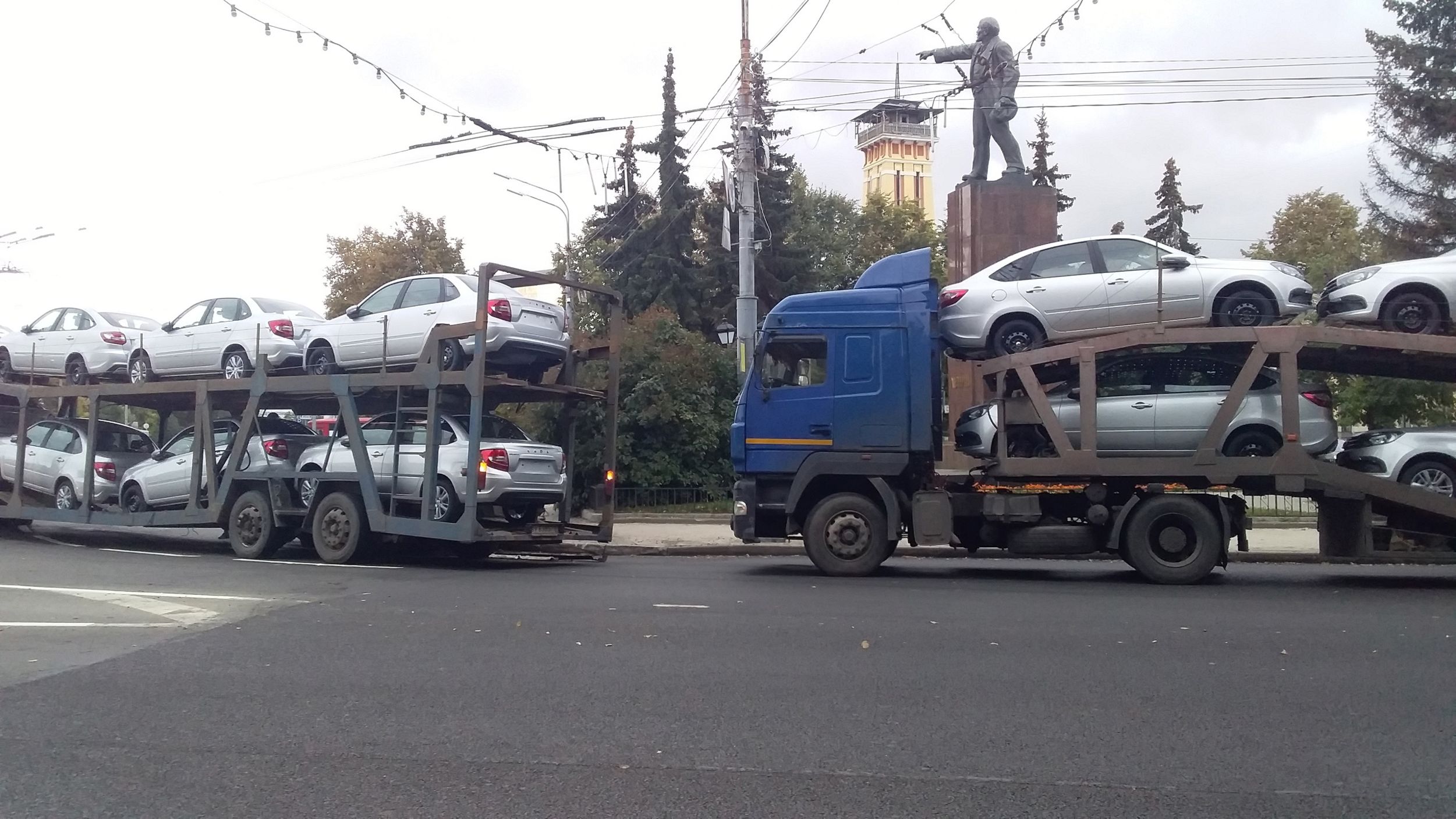 В центре Ярославля большегруз с новыми автомобилями попал в аварию