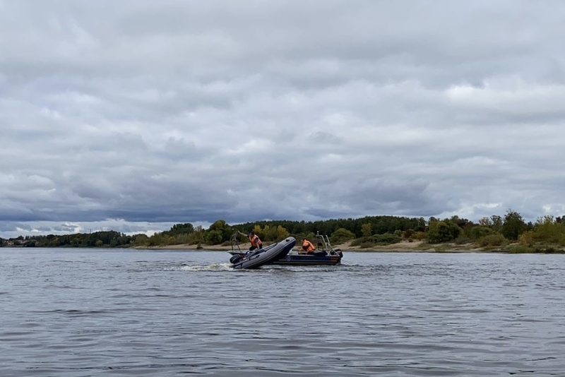 Рыбак стоял на берегу: в Ярославле моторная лодка самостоятельно накручивала круги на Волге