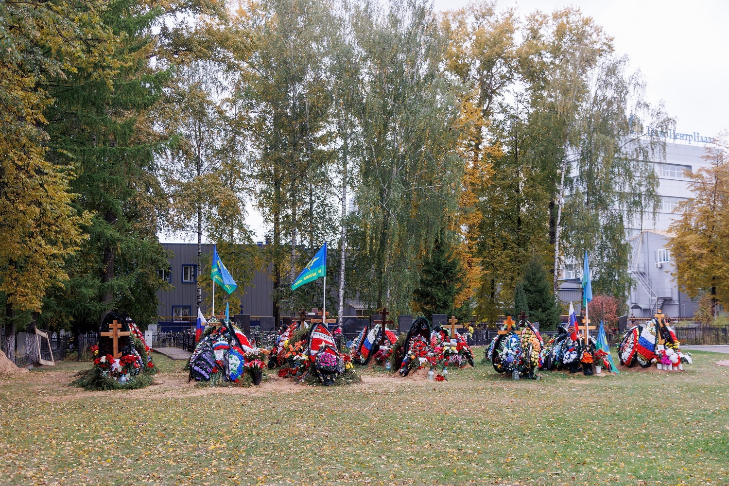 Часть принесенных в день похорон Сергея Пускепалиса цветов возложили на могилы погибших на Донбассе воинов