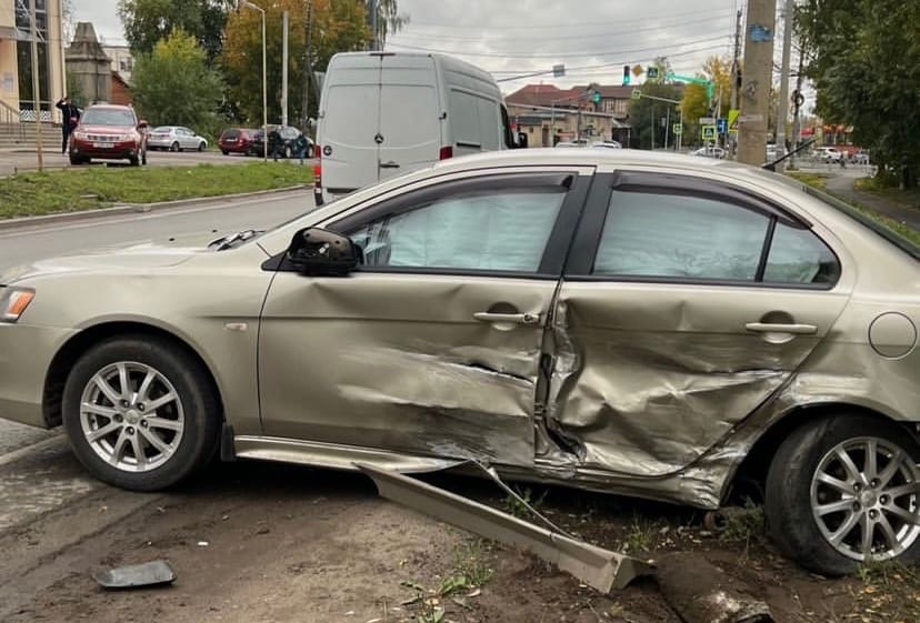 В Ярославле пьяный водитель автомобиля автошколы устроил ДТП на встречной полосе