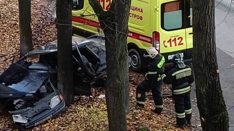 На Пятерке в Ярославле автомобиль раскурочило при столкновении с деревом