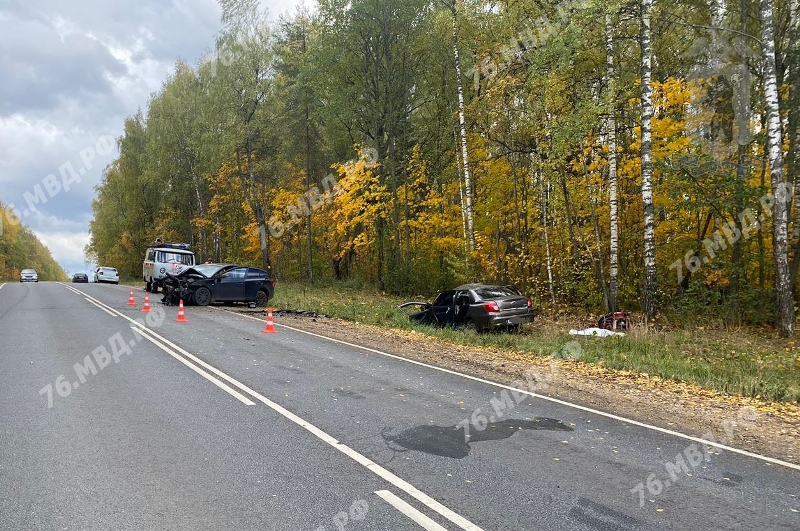 При столкновении легковушек на трассе в Ярославской области погибли двое взрослых и ребенок