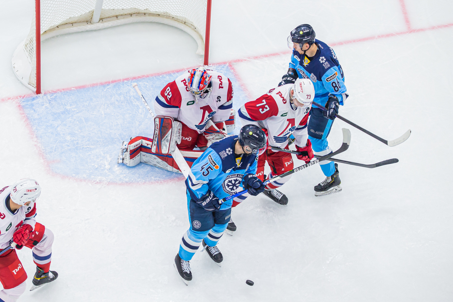 «Локомотив» обыграл «Сибирь» в первом матче выездной серии