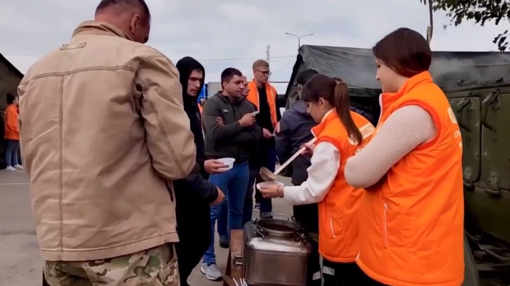 На Крымском мосту открыли движение для автомобилей: волонтеры #МЫВМЕСТЕ оказывают всю необходимую помощь
