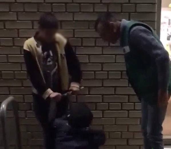 В Ярославле работник гипермаркета ударил подростка и заставил на коленях извиняться перед его сыном