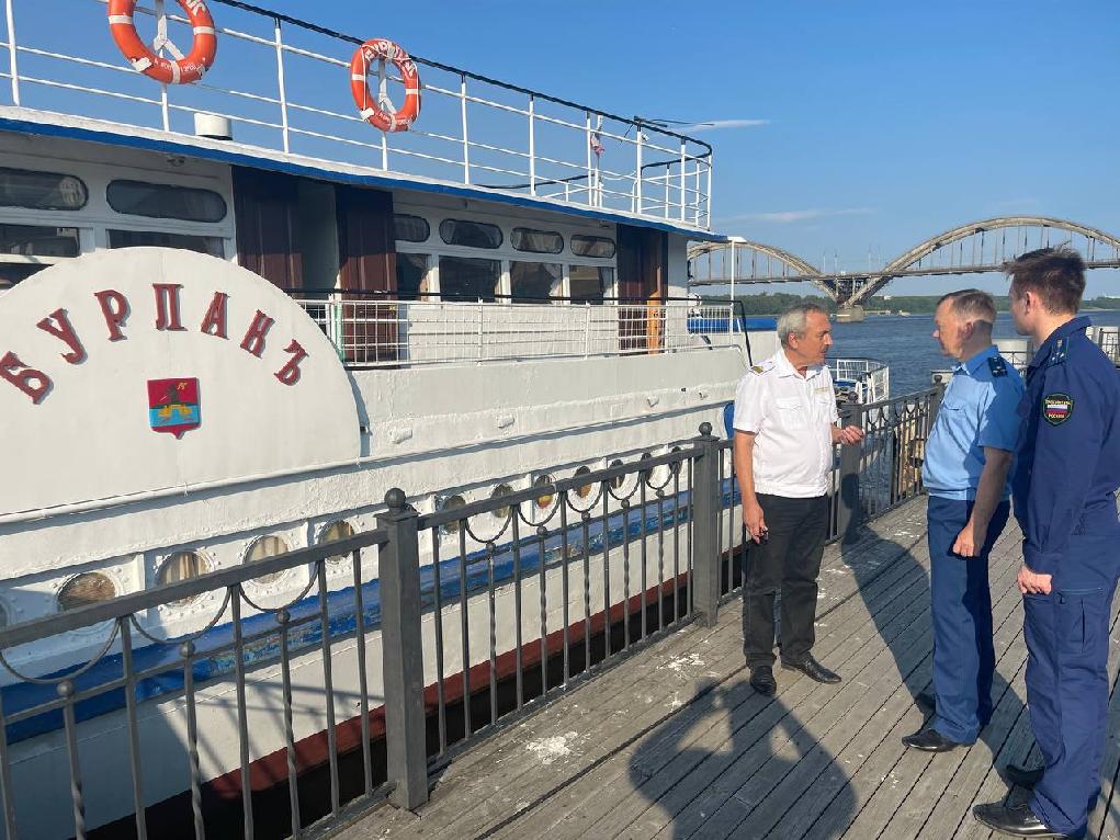Пассажиров по Волге в Рыбинске возил опасный теплоход