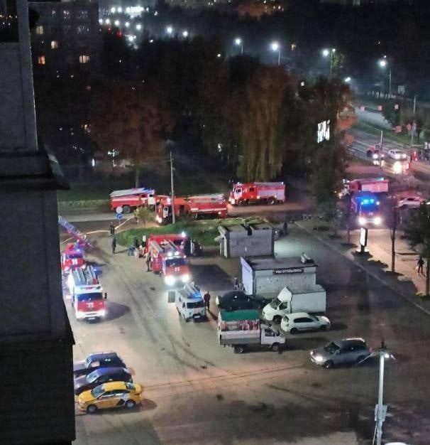 К торговому центру в Ярославле ночью съехались пожарные машины и скорая