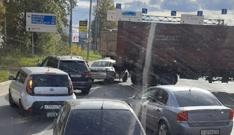 В Ярославле на проспекте Октября грузовой поезд столкнулся с легковушкой