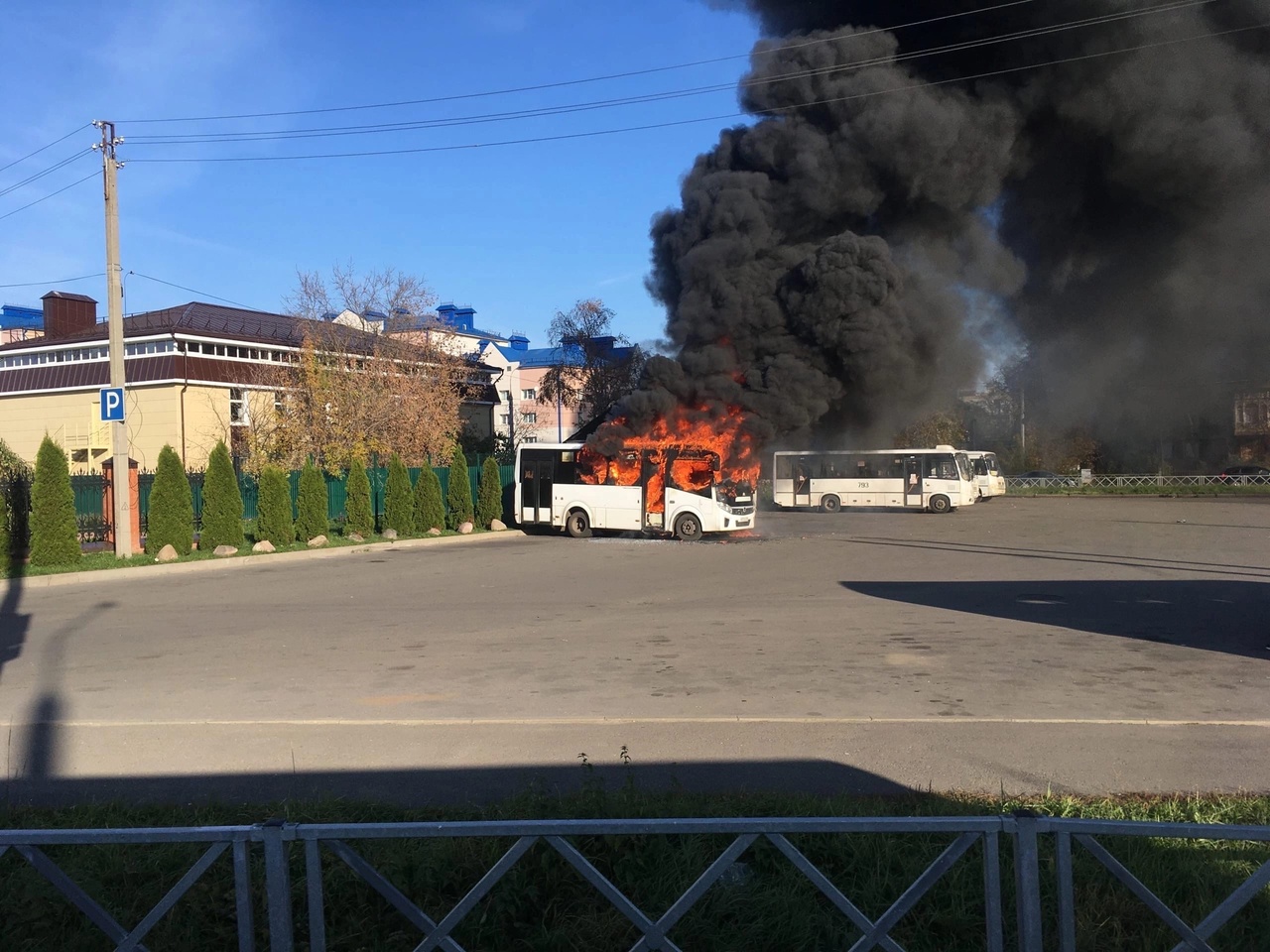 На стоянке железнодорожного вокзала в Рыбинске загорелся пассажирский автобус