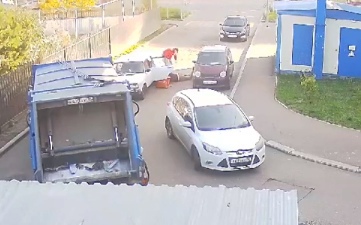 В одном из дворов Ярославля водитель жестоко избил курьера из-за оставленной машины