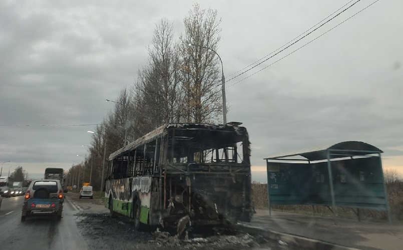 Под Ярославлем на окружной дороге полыхал пассажирский автобус