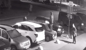 Прыгали на капоте, разбили лобовое стекло: в Ярославле подростки повредили припаркованный автомобиль
