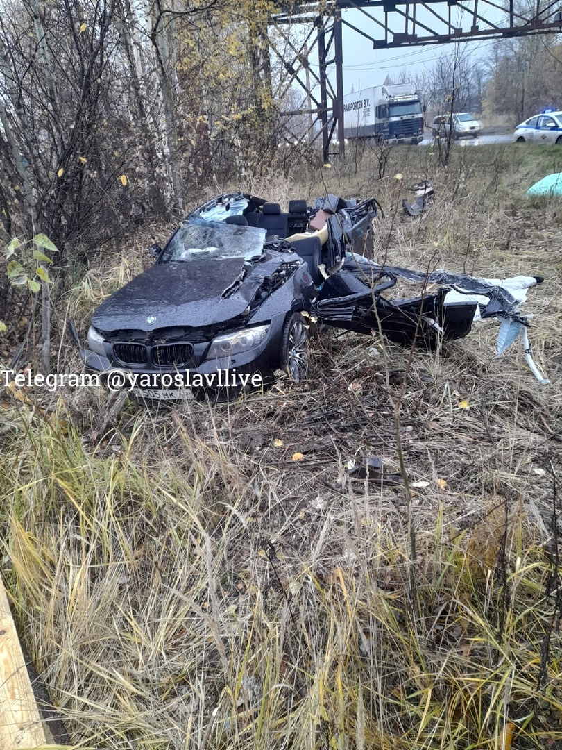 В Ярославле погиб водитель BMW, врезавшись в стоявшую на дороге фуру