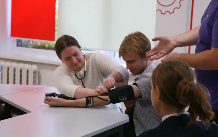 Ярославские школьники примеряют различные профессии в рамках всероссийского проекта «Билет в будущее»