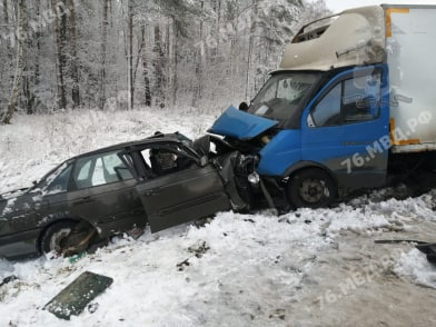 Четыре человека пострадали при столкновении легковушки с «Газелью» в Ярославской области