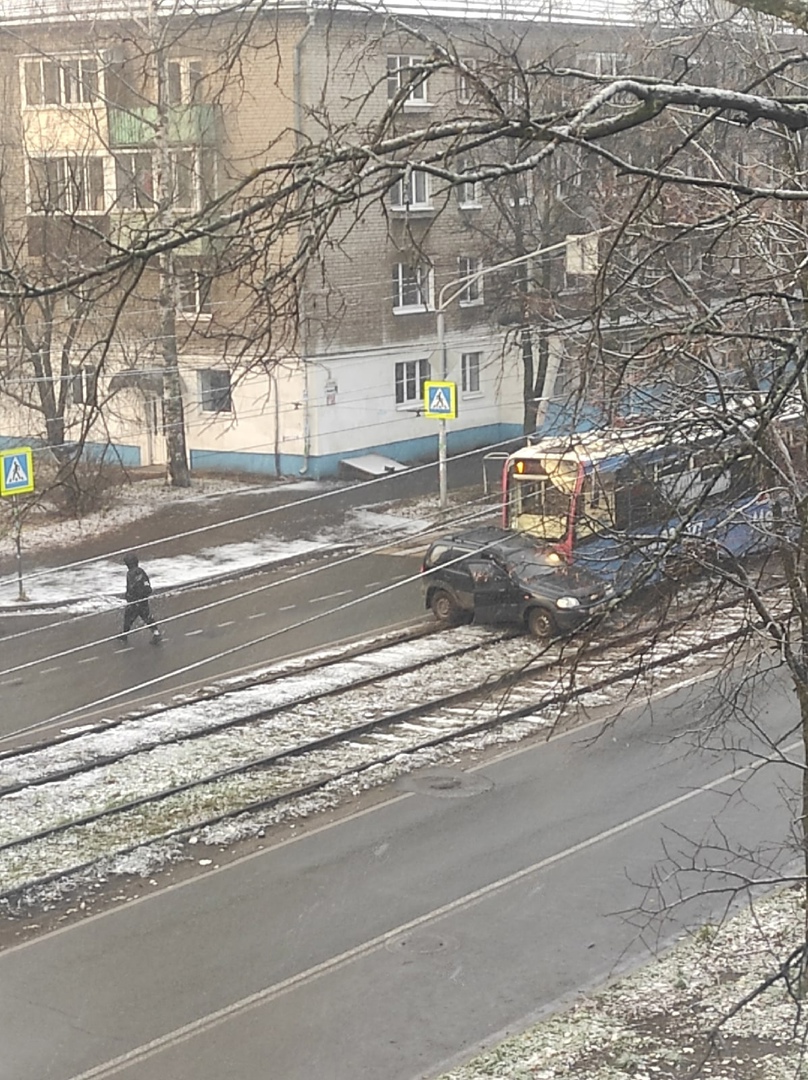 На Пятерке в Ярославле переезжавший пути внедорожник столкнулся с трамваем