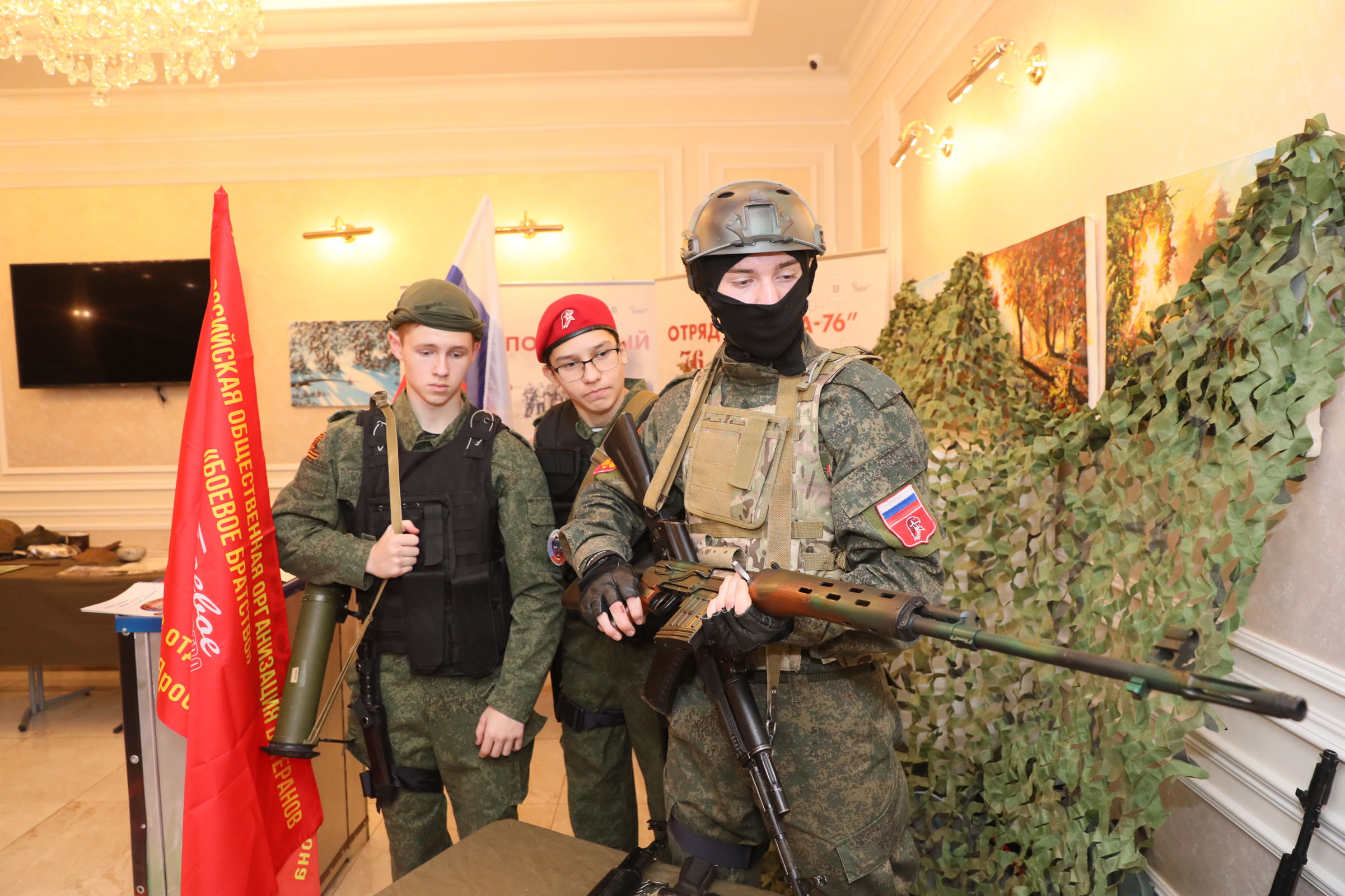 Михаил Евраев поздравил ярославских школьников с вступлением в ряды «Юнармии»