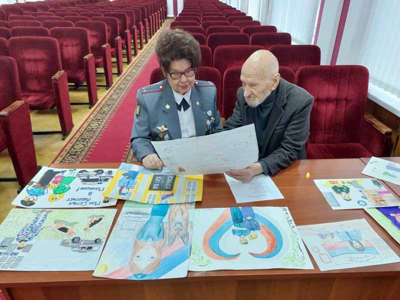 Сотрудники полиции глазами детей: в Ярославской области подвели итоги конкурса детских рисунков