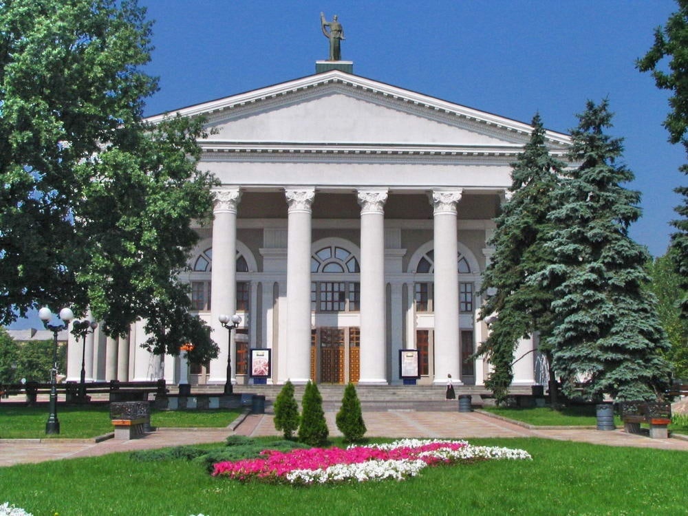 Сквер в Донецке назвали в честь экс-худрука Волковского театра Сергея Пускепалиса