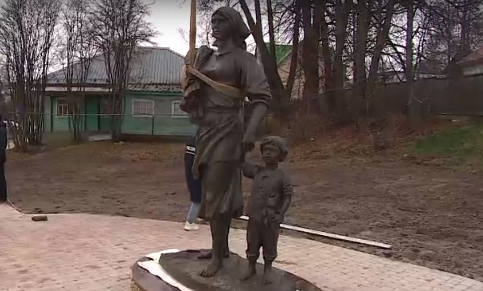 Памятник труженицам тыла установили в Ярославской области
