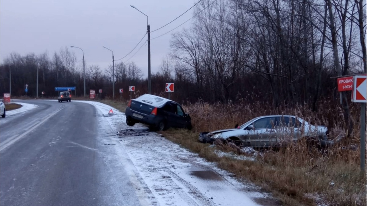 В результате столкновения автомобилей на трассе в Ярославской области пострадали мужчина и ребенок