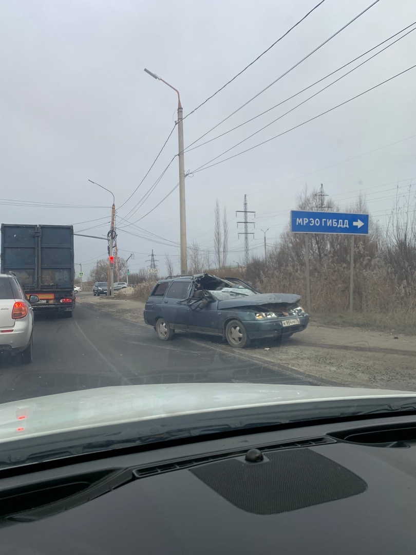 Столбы из грузовика разбили легковушку: в серьезном ДТП на окружной в Ярославле пострадали два человека