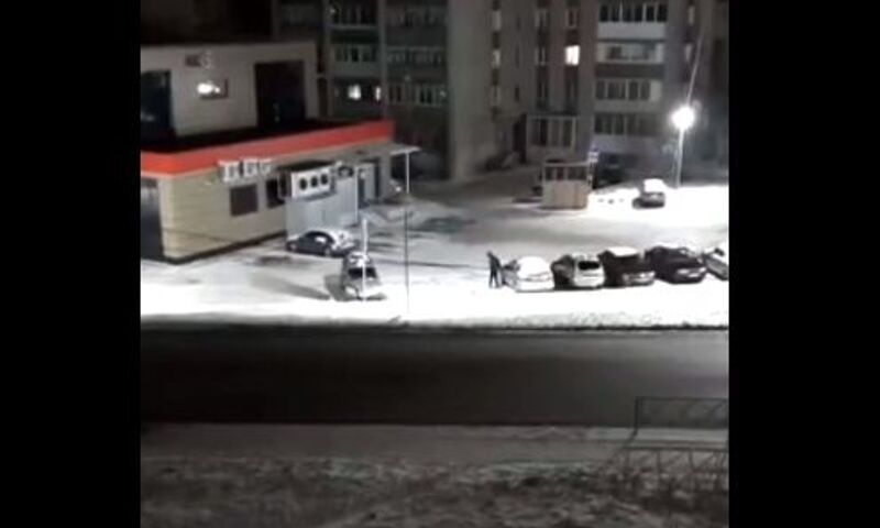 Повредил три машины: автовандала в Рыбинске сняли на видео