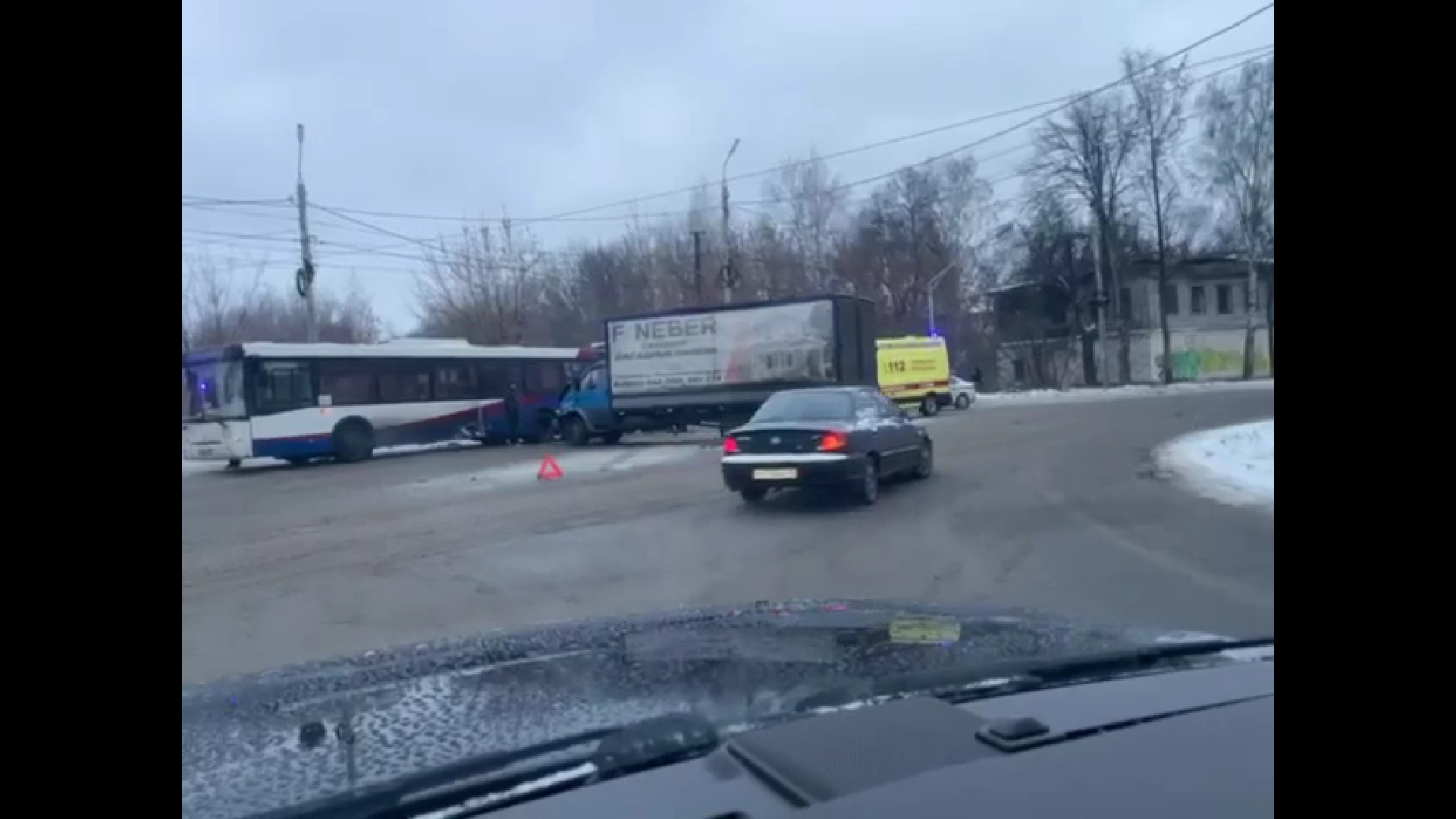 В Ярославле грузовик въехал в автобус: пострадали двое взрослых и ребенок