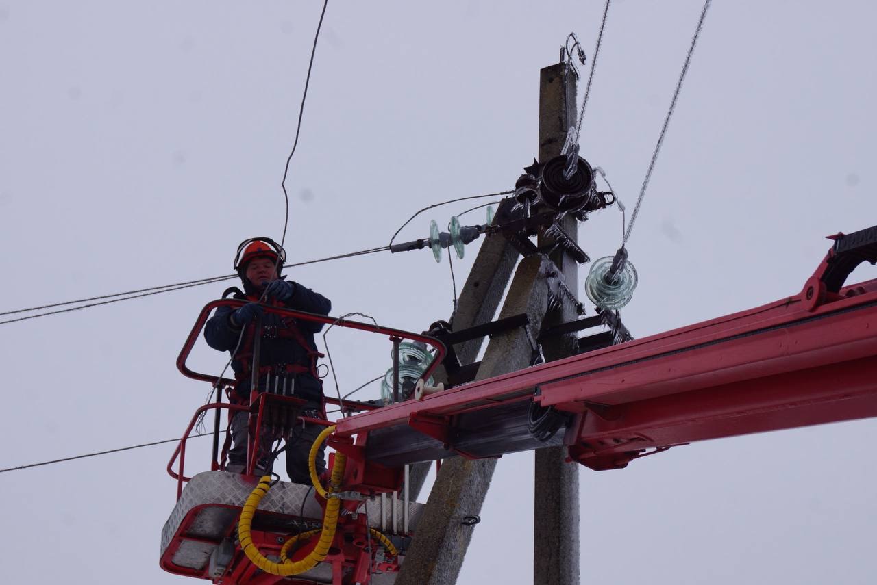 Бригады «Россети Центр» и «Россети Центр и Приволжье» оперативно восстанавливают электроснабжение, нарушенное ледяным дождем