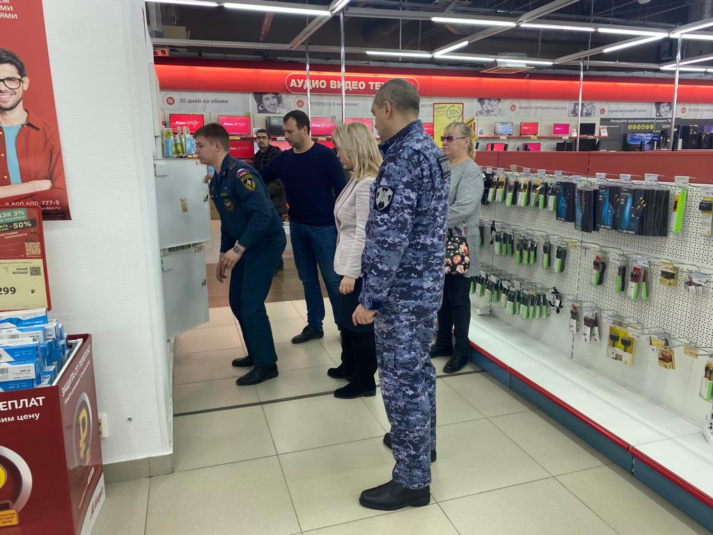 В крупнейших торговых центрах Ярославской области проверили соблюдение правил пожарной безопасности