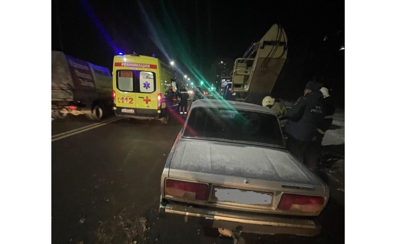 В Ярославле водитель «пятерки» получила травмы после столкновения с припаркованным грузовиком