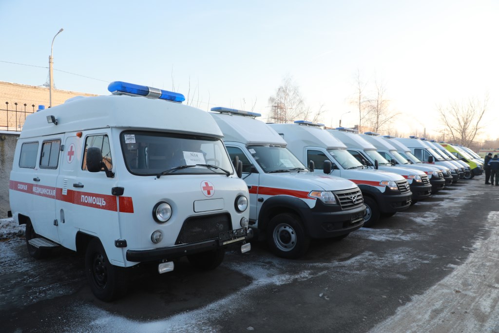 ​Михаил Евраев передал машины скорой помощи ярославским медикам