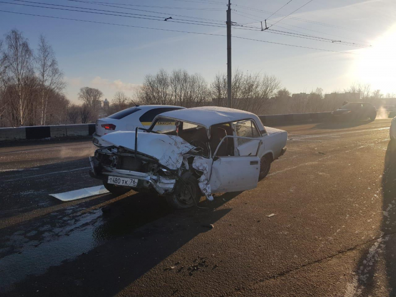 В Рыбинске водителя легковушки госпитализировали в результате столкновения с грузовиком