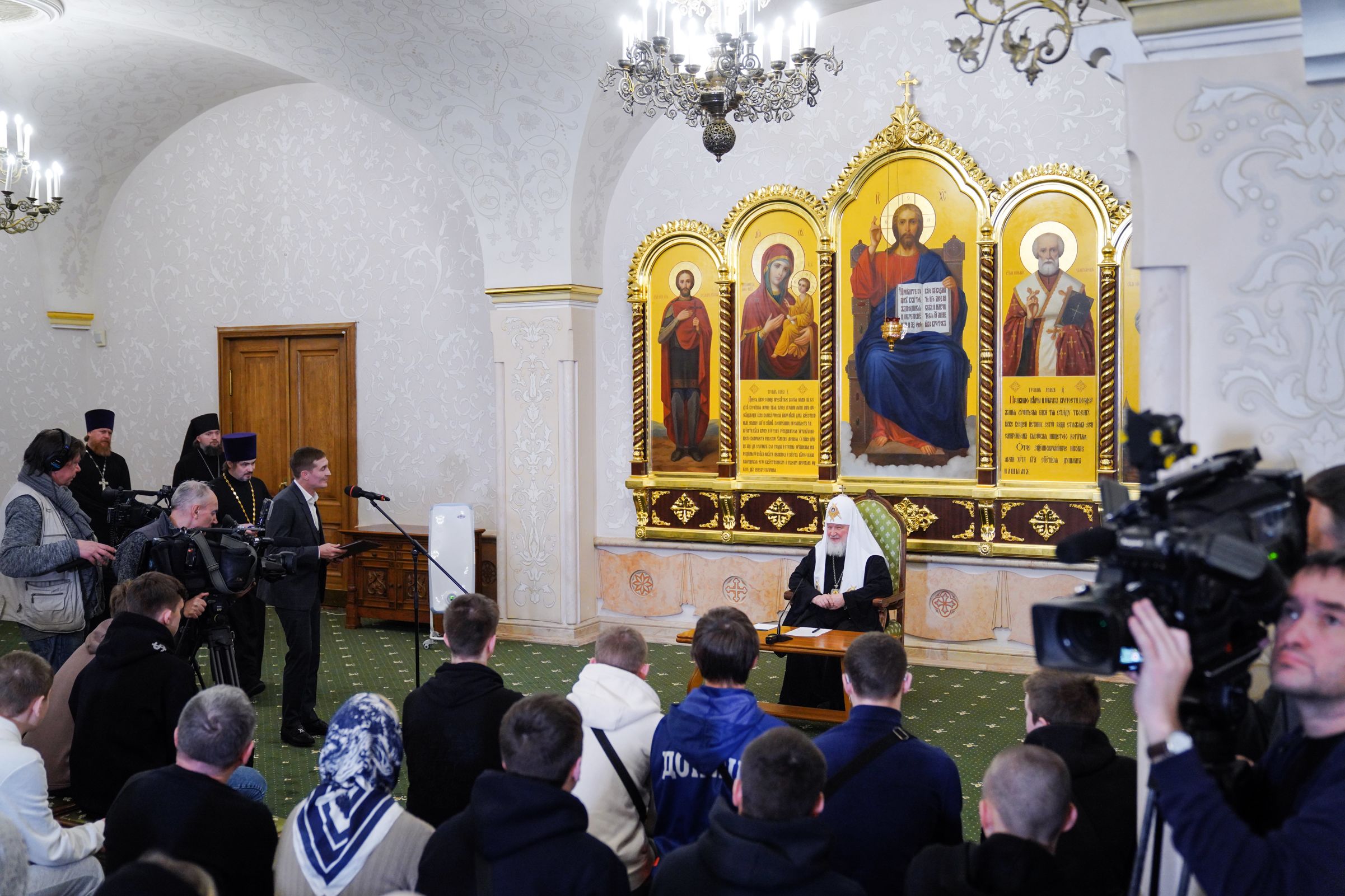 Патриарх встретился с детьми Донбасса, которые гостят в Ярославской области
