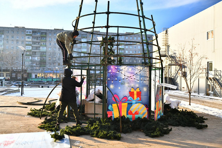 В Ярославле начали устанавливать новогодние ели