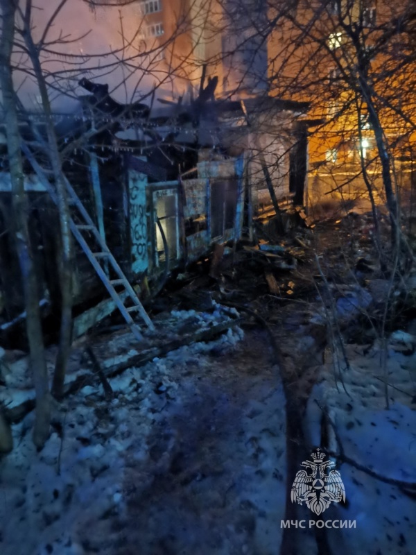 В Ярославле во дворе многоэтажек сгорел заброшенный дом