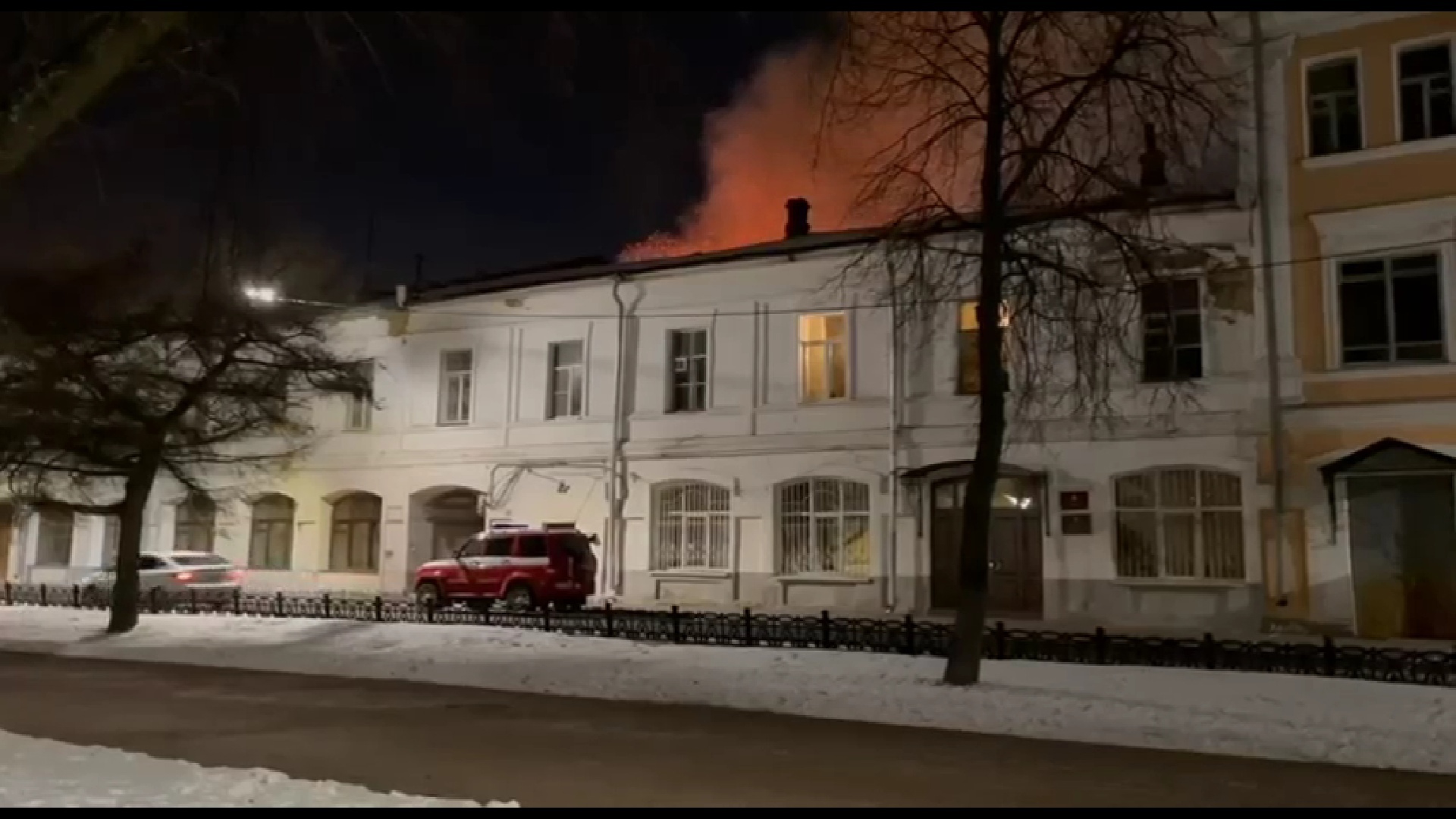 В центре Ярославля у бара «Афоня» сгорело здание