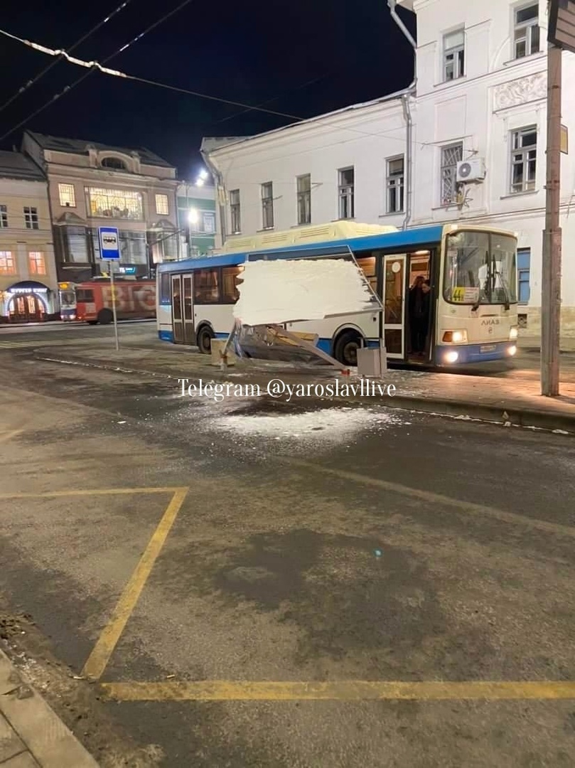 В Ярославле автобус снес остановку в Торговом переулке- Яррег - новости  Ярославской области