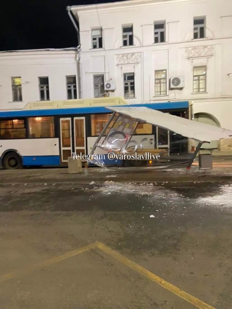 В Ярославле автобус снес остановку в Торговом переулке- Яррег - новости  Ярославской области