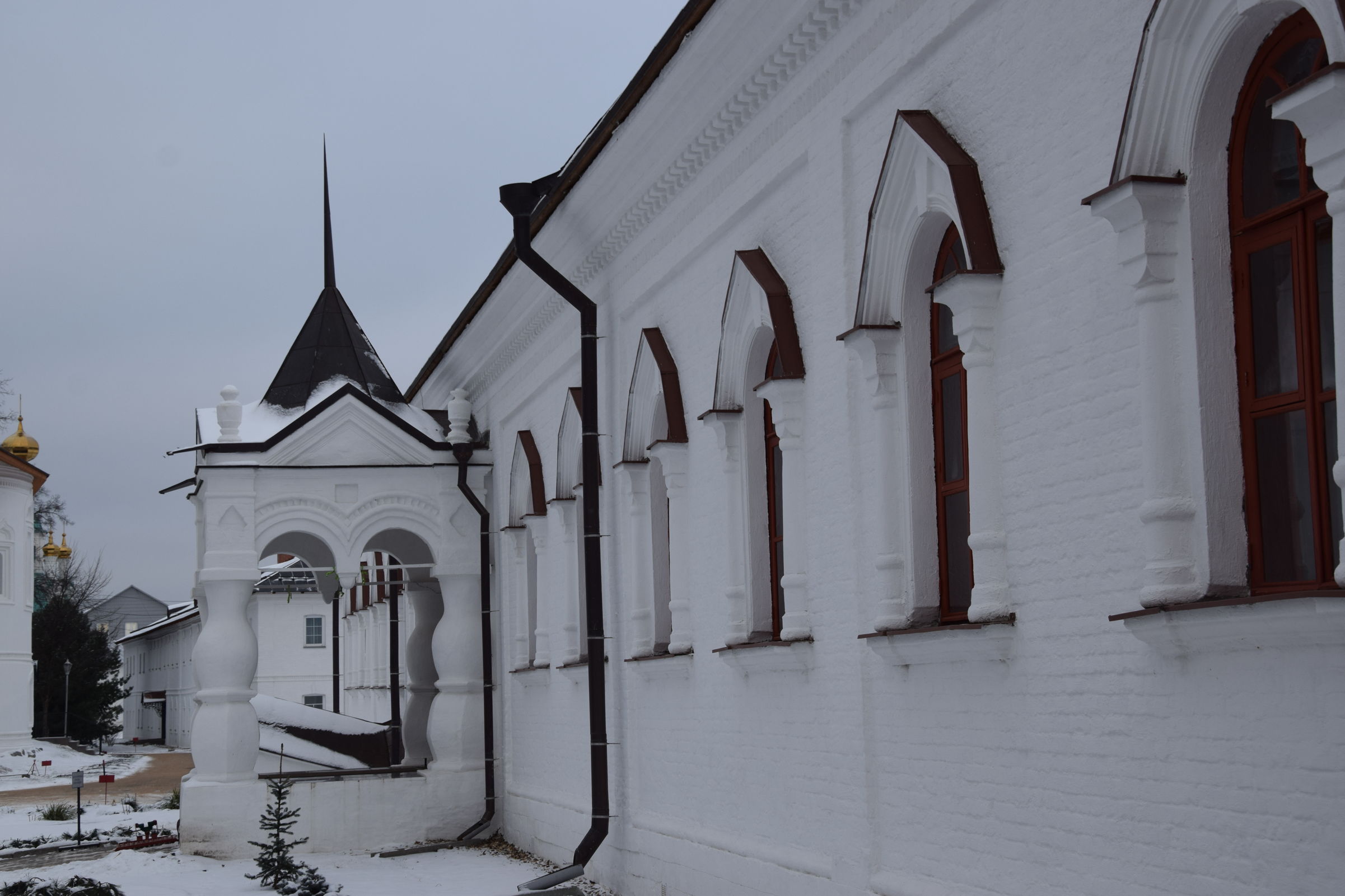 В Ярославле отремонтировали фасады зданий ансамбля Толгского монастыря