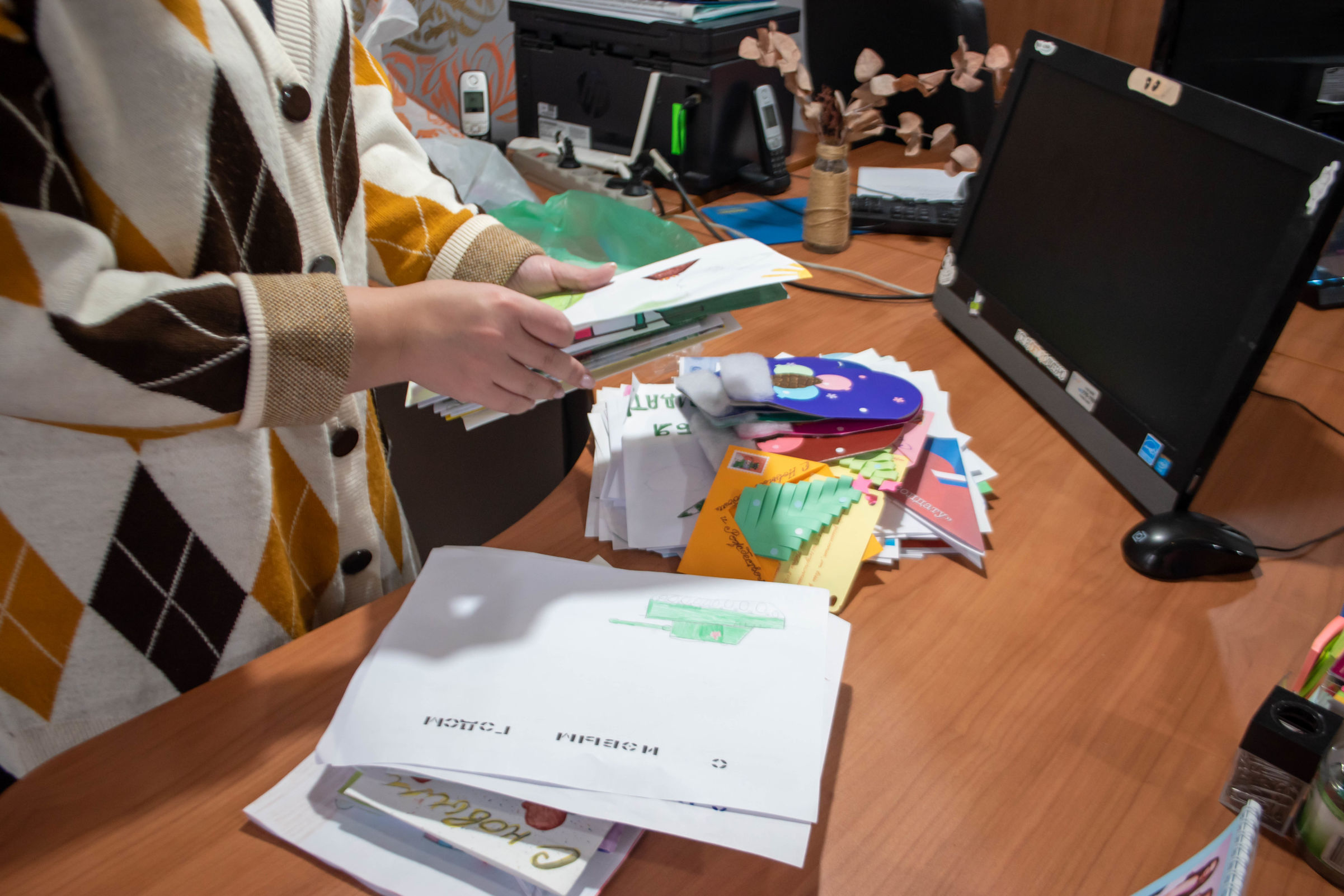 Ярославские школьники и студенты подготовили для участников СВО более 7 тысяч новогодних открыток