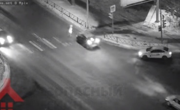 В сети появилось видео, как легковушка сбила парня на пешеходном переходе в Ярославле