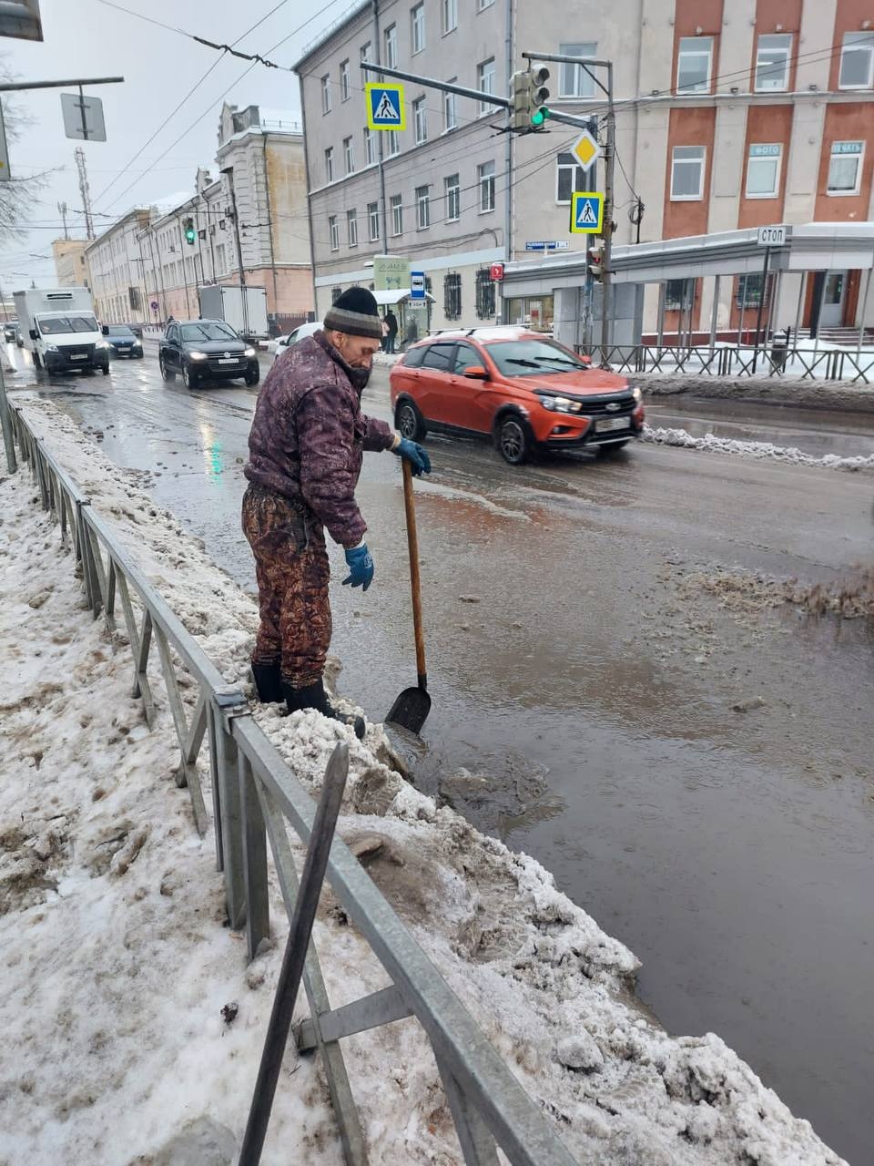 Мэр Ярославля предложил откачивать воду с помощью техники и изменить график выхода дворников