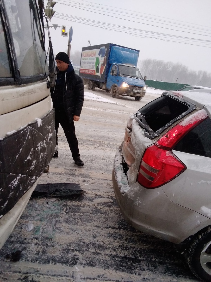 На Московском проспекте в Ярославле образовалась гигантская пробка из-за снегопада и ДТП