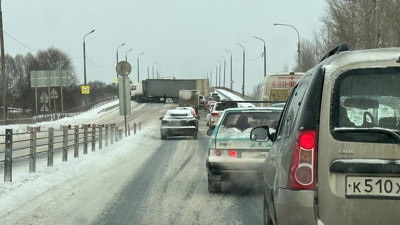 В результате аварии фура перекрыла дорогу на Суринском путепроводе в Ярославле